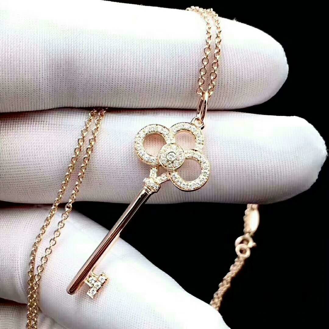 Letter S Made of Crystal Jewelry Shinny Gold Disc Necklace 107