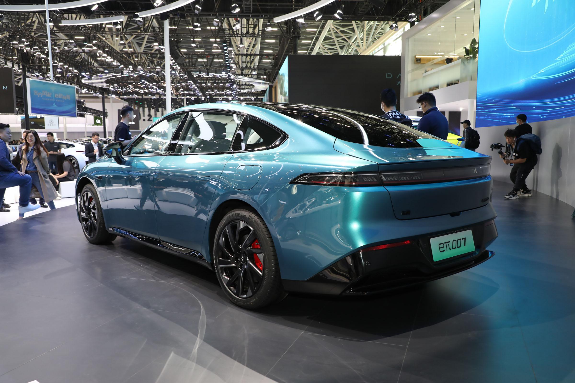 400KW Endurance Fashionable Dongfeng Yipai 007 Energy Hatchback Sports Car with 2915mm Wheelbase and Max Speed of 180 Km/h