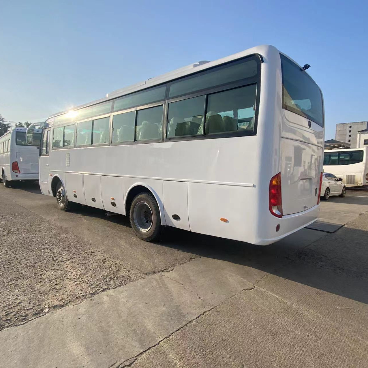 Used Buses 35 Seater Diesel Engine Coach with Euro 3 Emission Standard and Affordable