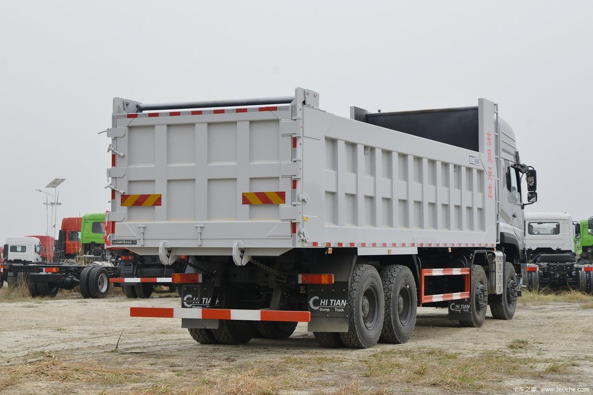 8x4 Dumper Trucks 8.2m Tippers 560Hp Dump Trucks from DongFeng Engine Capacity 8L Air Conditioner Manual