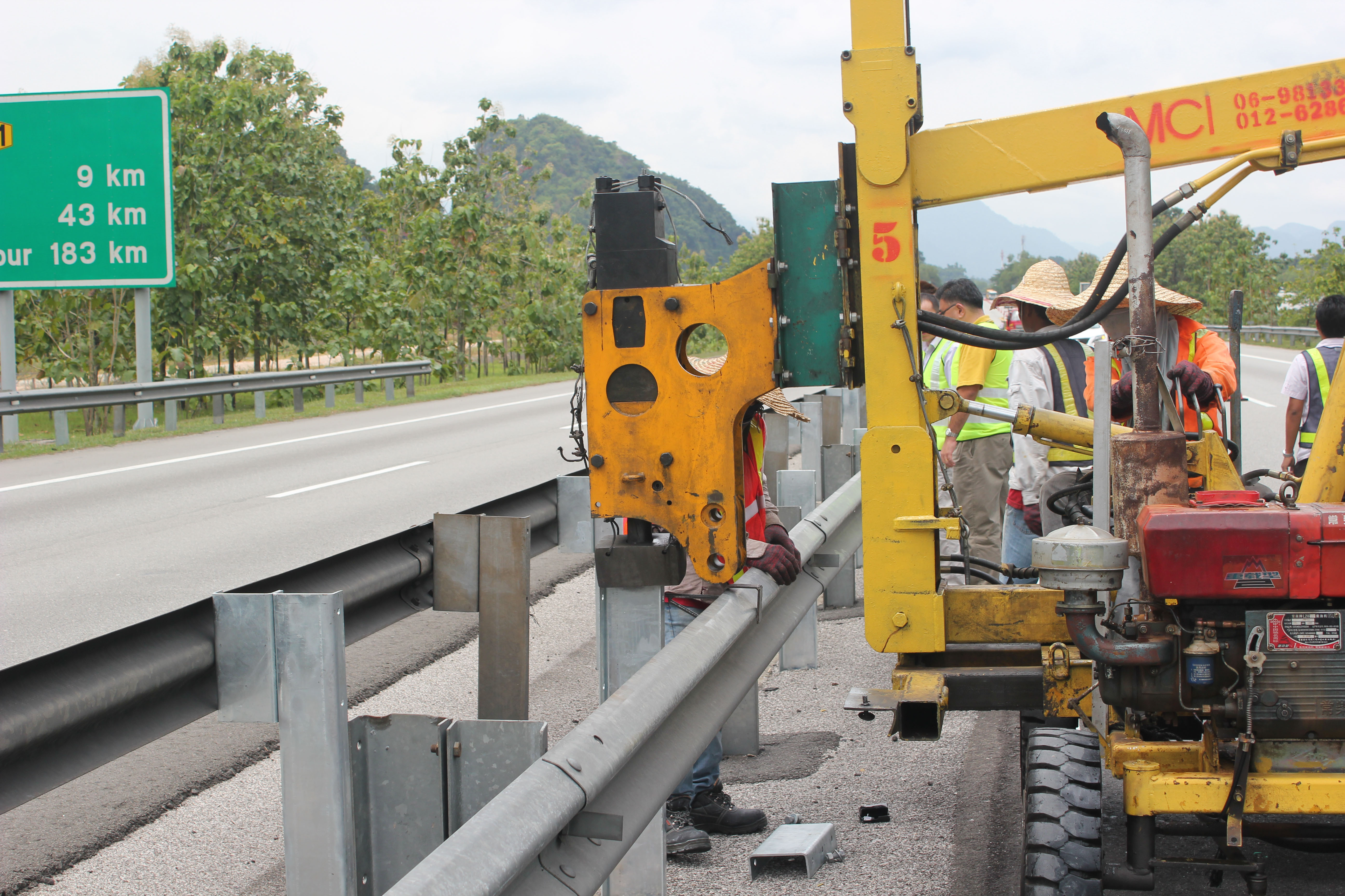 Galvanized Q235 Q345 W Corrugated Beam Metal Highway Guardrail