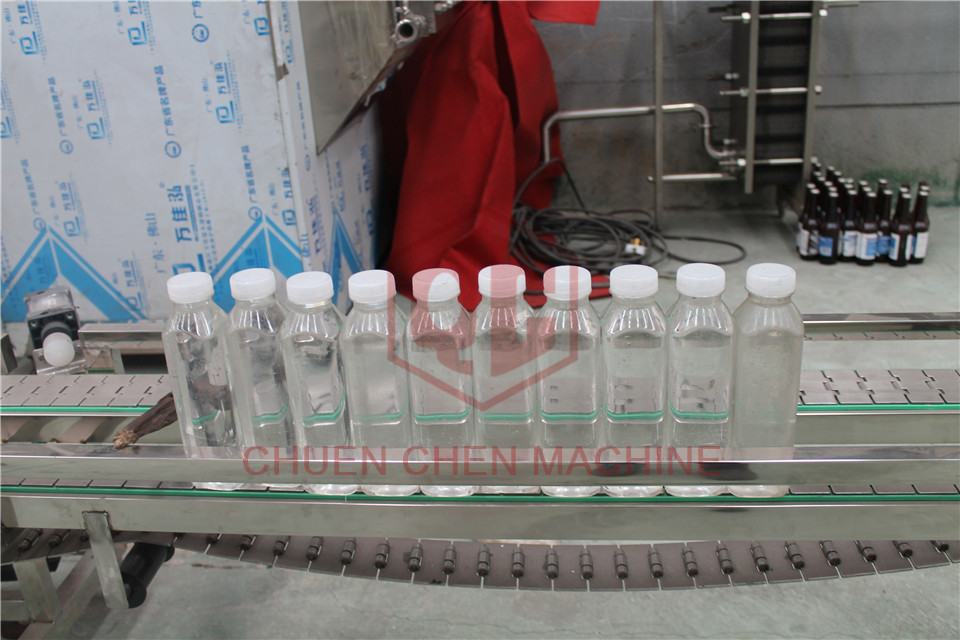 Small Scale Automatic Water Bottle Filling Machine For PET Bottle 330ml - 1500ml