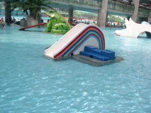 Quality Rainbow Bridge Kids Water Slide Fiberglass Commercial Interactive Water Toy wholesale