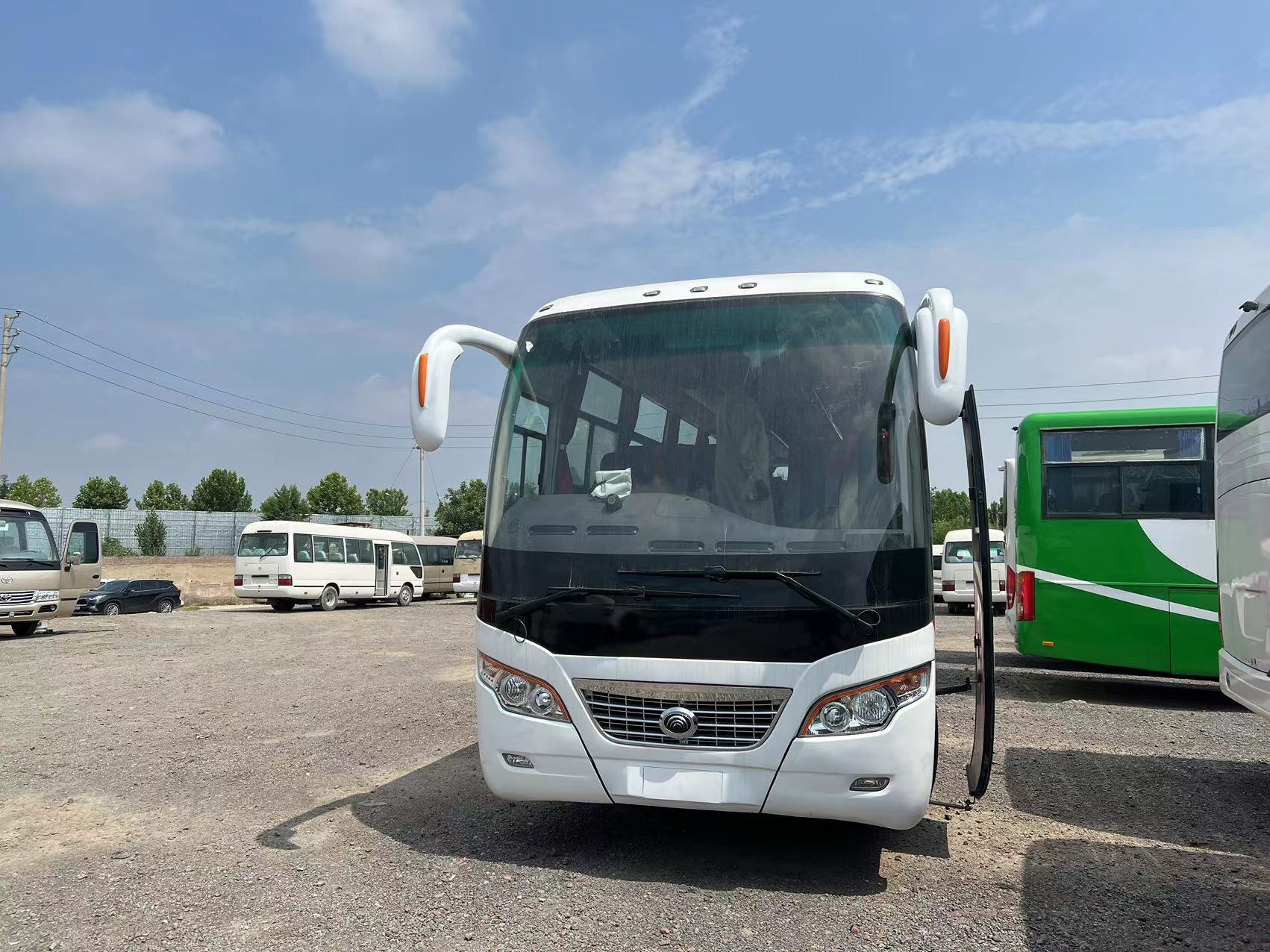 Refurbished Used Right Hand Drive Buses with 6-8L Engine Capacity in 12000*2500*3955mm