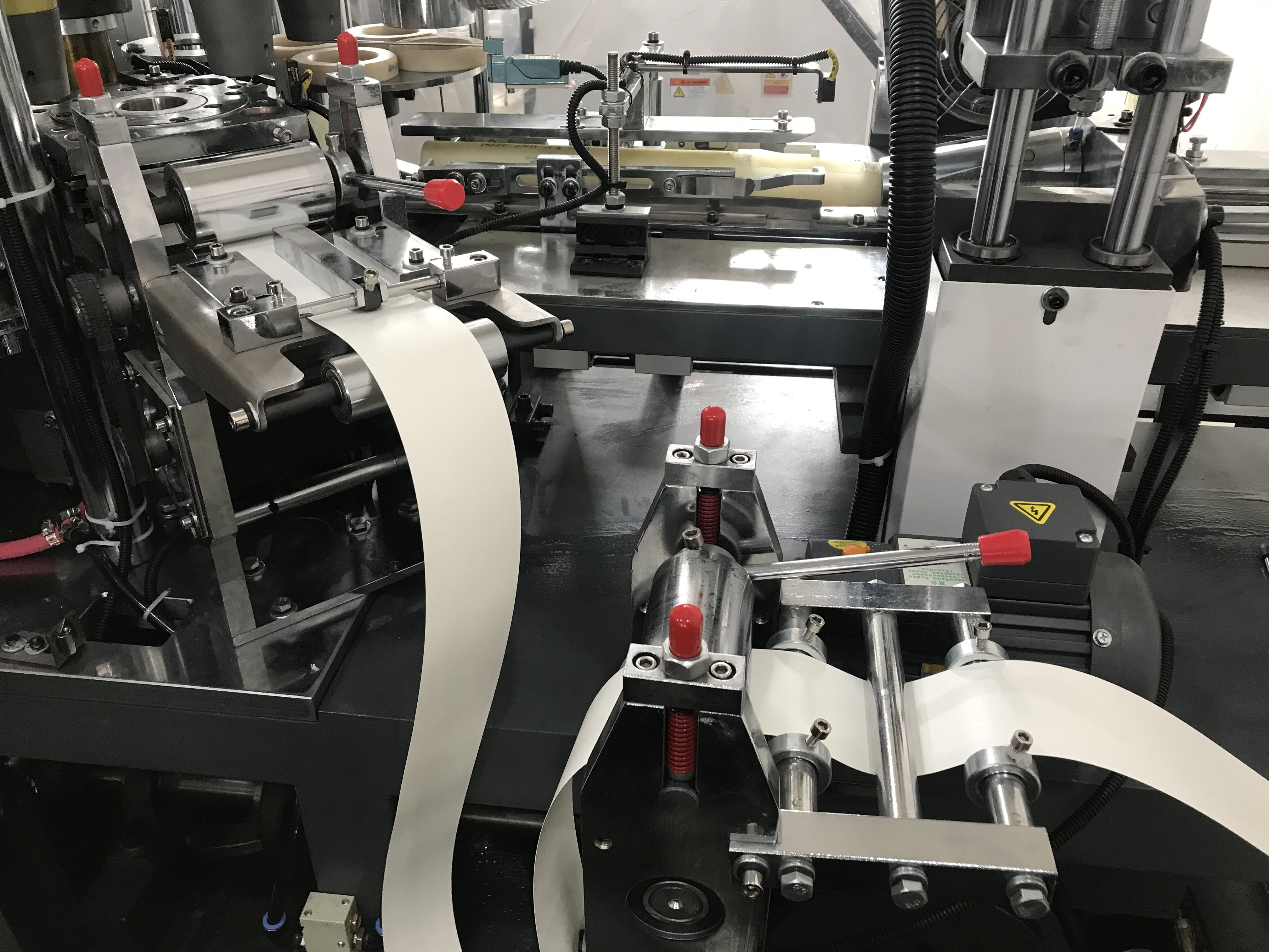 2130x1150x1900mm Food Beverage Shops Disposable Paper Cup Making Machine Dubai 4kw Paper Coffee Cup Forming Machine With 1
