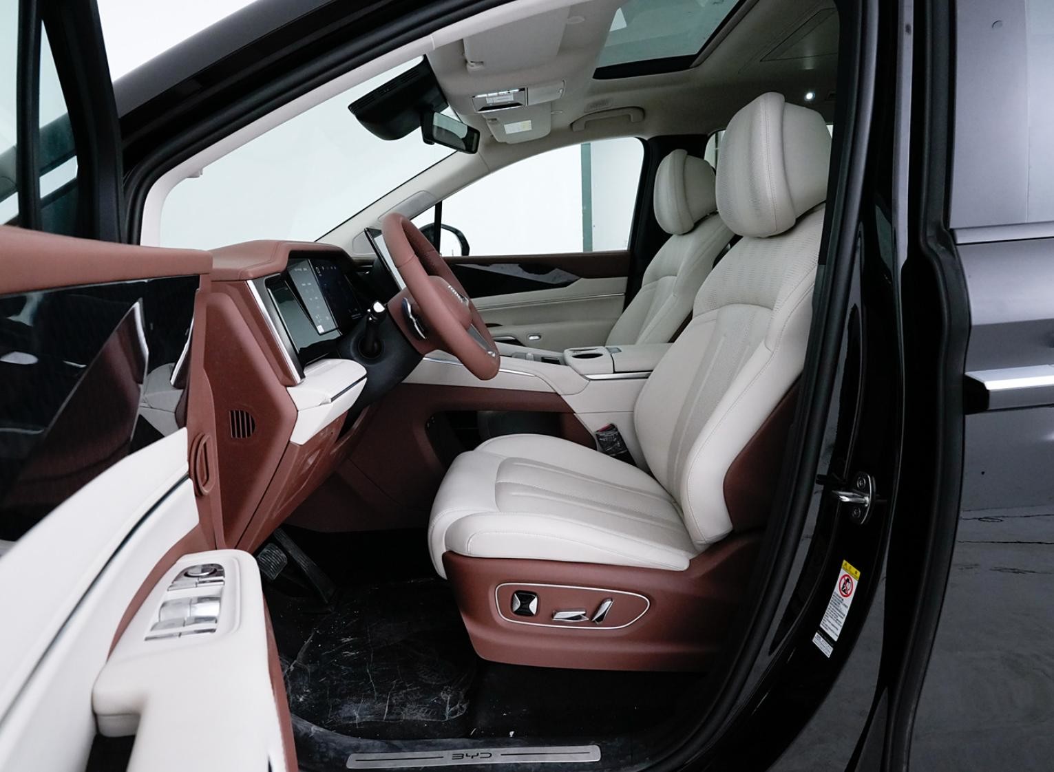 1100km Range BYD Xia MPV 5145MM Length Electric Vehicle for Business and Family