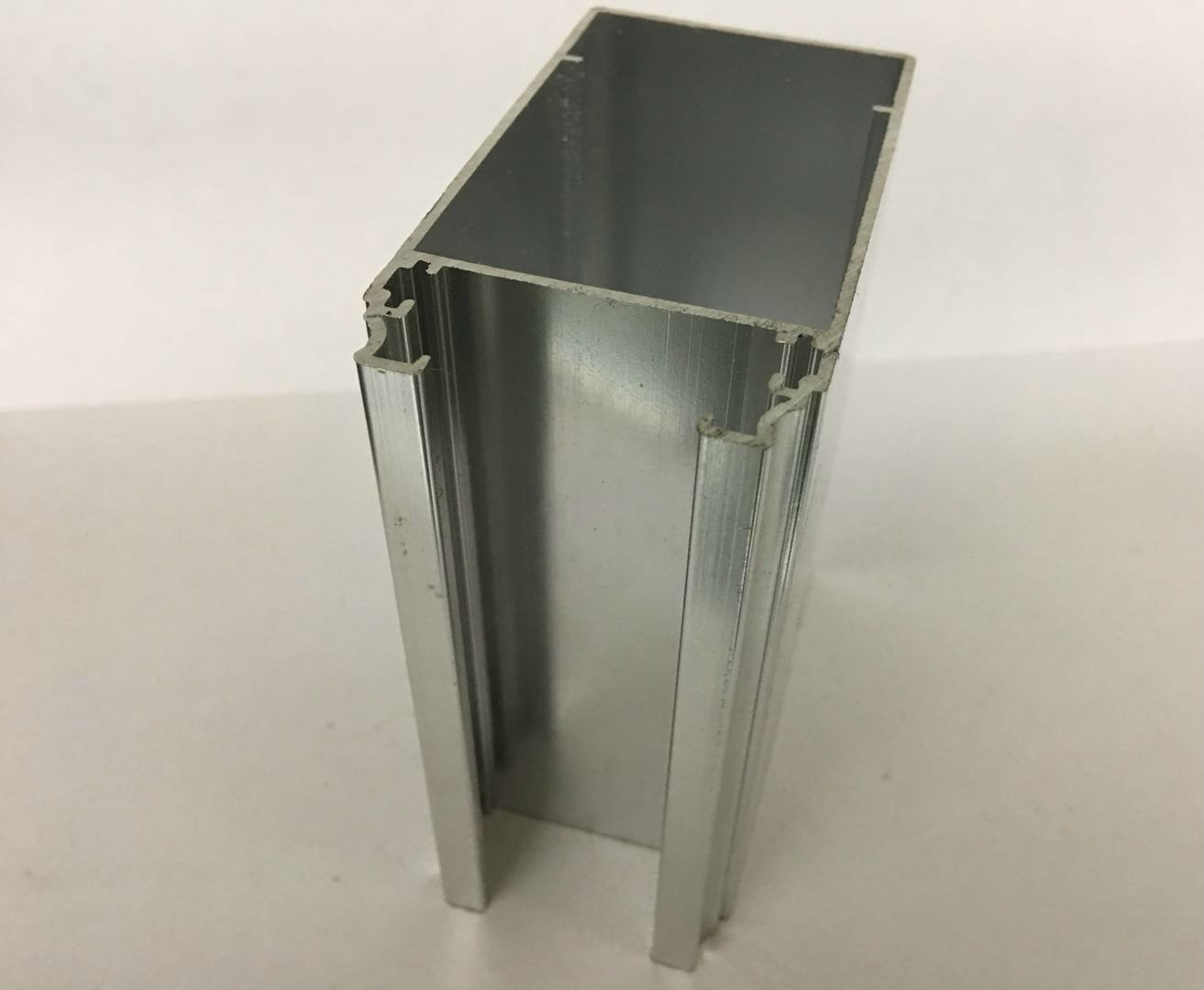 High Film Adhesion Polished Aluminium Profile Wear Resistance