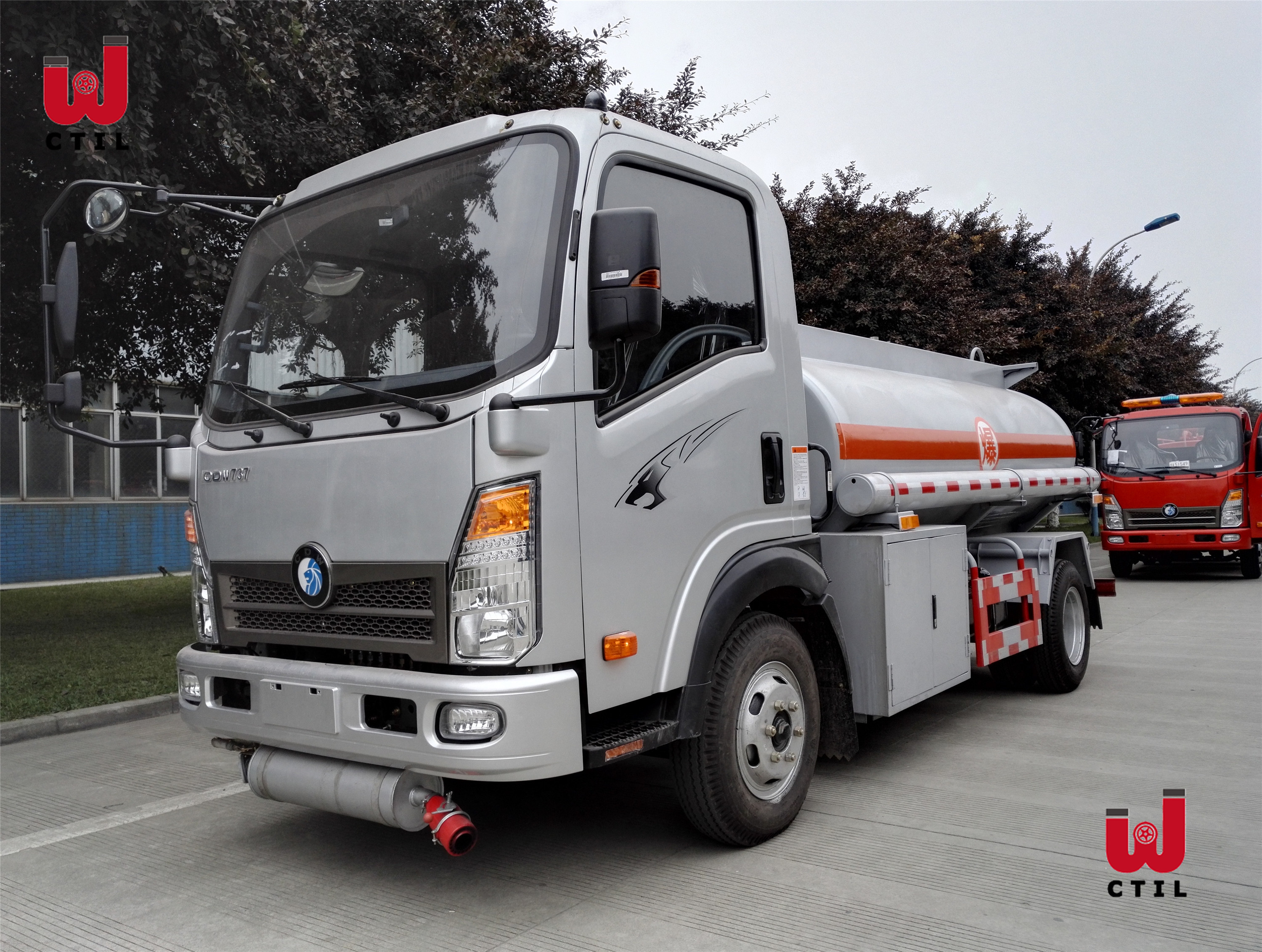 CDW 6 Wheel 4x2 Oil Tanker Truck 4000l Fuel Tank Truck