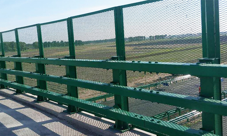 Anti Glare Traffic Barrier Barbed Wire Fence Mesh For Highways Made Of Stainless Steel