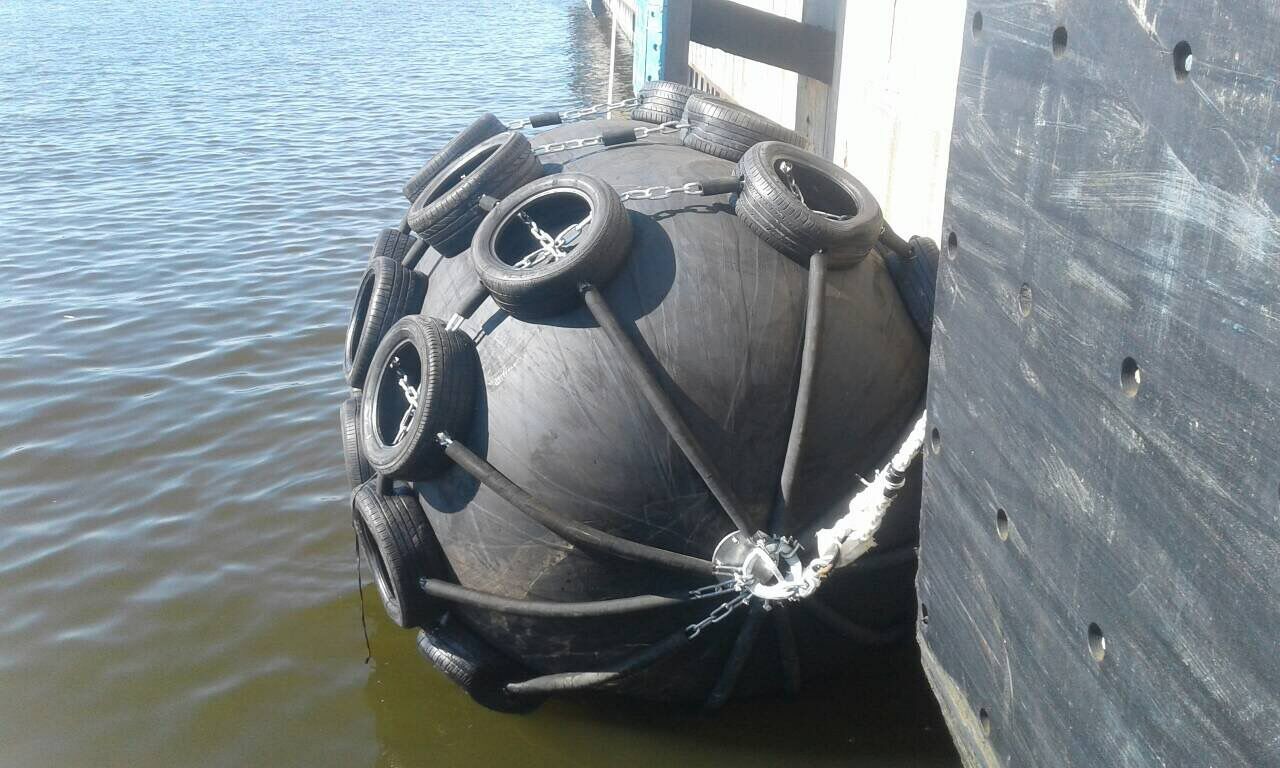 50Kpa 80Kpa Customized Pneumatic Rubber Fender With Tire Sheath Type