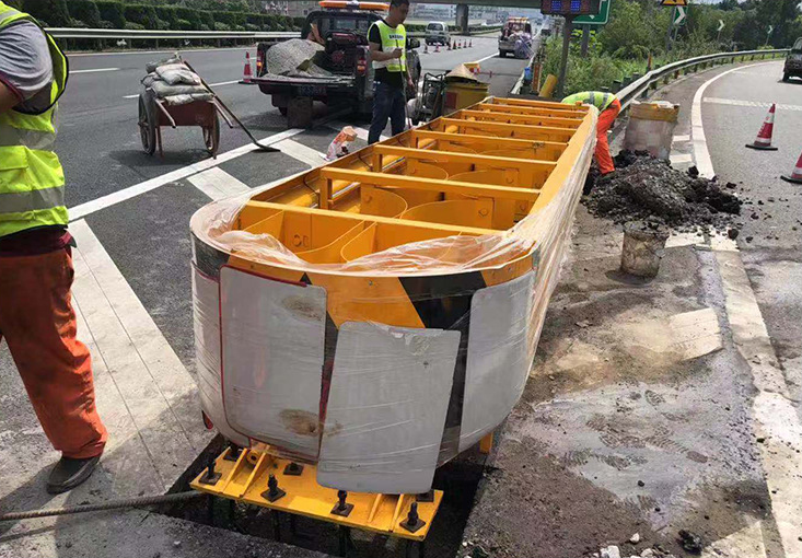 Roadway Safety Barrier Galvanized And Powder Coated Guardrails For Highways