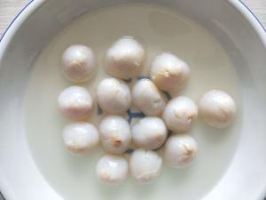 Quality Whole / Broken Lychee Fruit Canned , Lychee Tropical Fruit Logo Customized wholesale