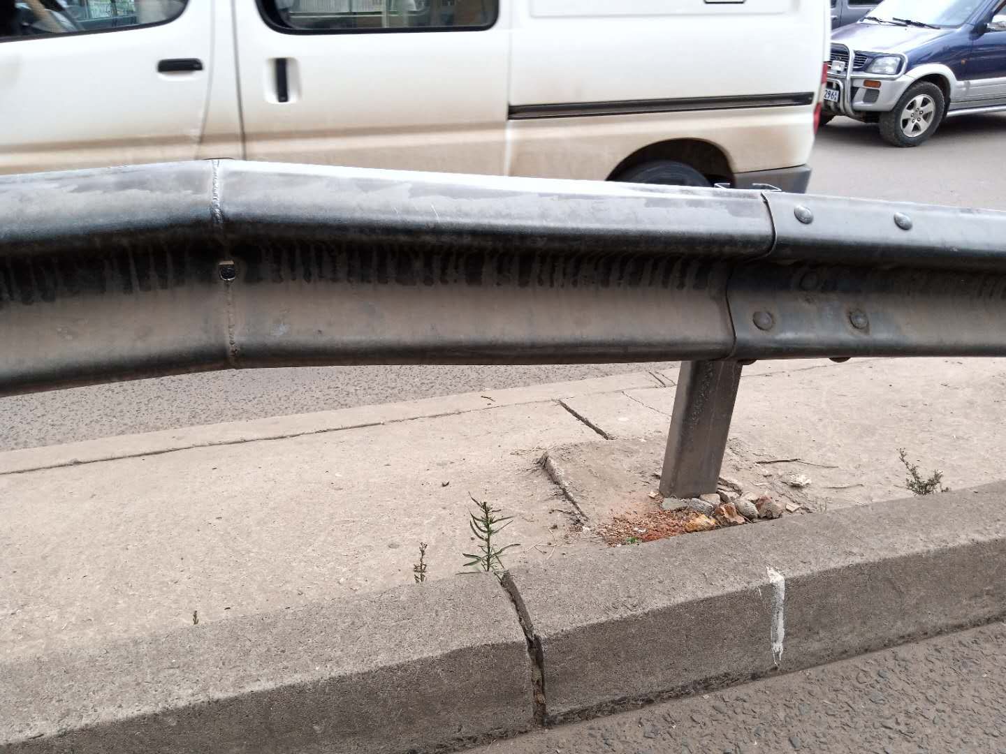 High Resistant W Beam Steel Safety Barrier Guard Rail with ISO9001 2000 Certification