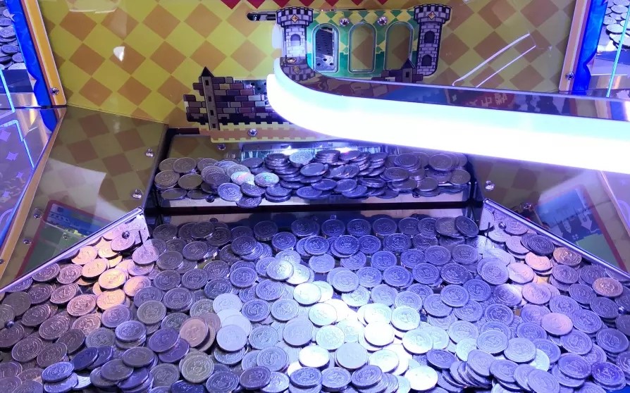 Coin Operated Castle Maze Coin Pusher Game Machine For Amusement Game Center