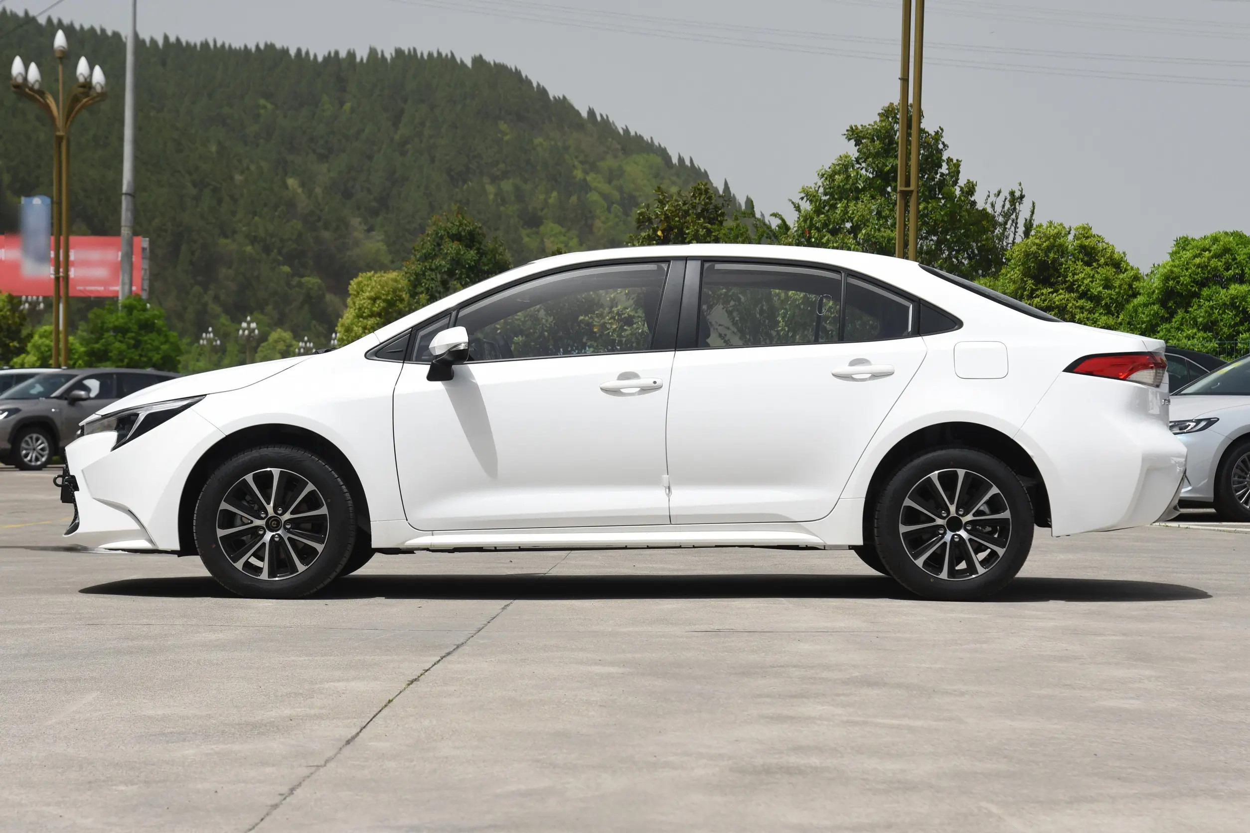 Sedan Type Toyota Electric Car 101KW 1.8L 98HP L4 Hybrid engine