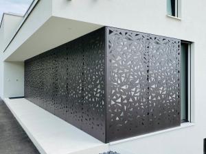 Quality OEM Black Aluminum Slat Fence Panels Fireproof Expandable Foil Wrought Iron wholesale