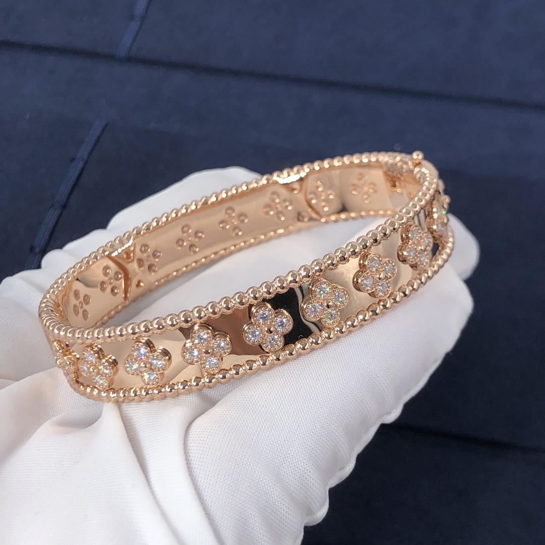 Customization Gorgeous 18k Gold Van Cleef & Arpels PerléE Clovers Bracelet Small Model