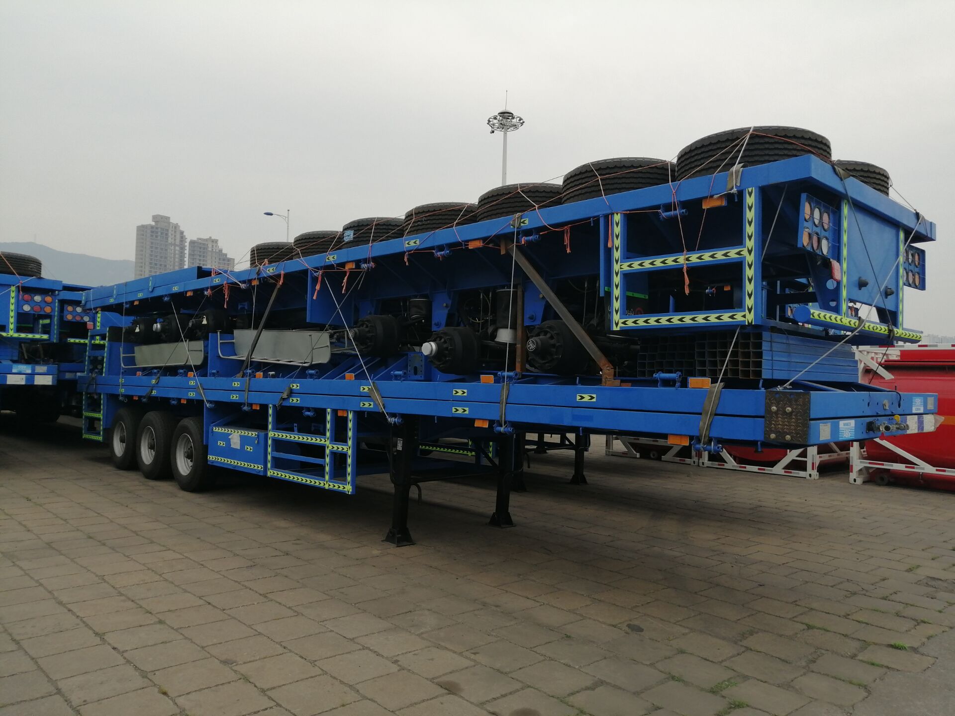 11.00r20 12r22.5 315 385 Tires Timber Truck Semi Trailer for Smooth Log Transportation