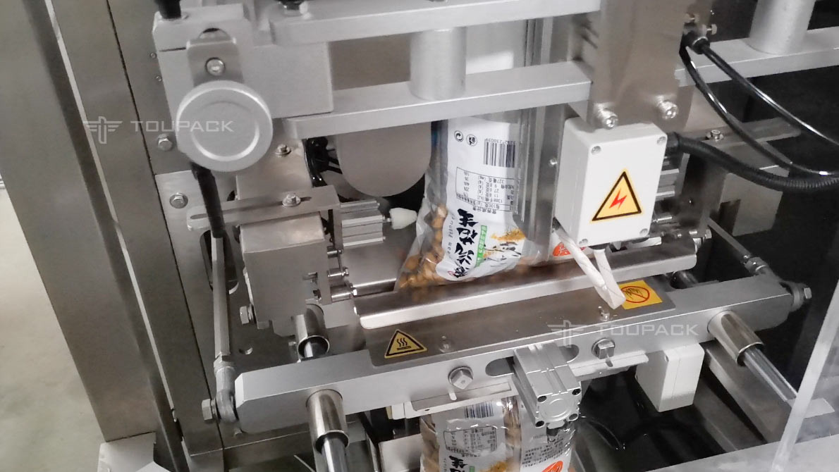 Stand Up Pouch Vertical Weighing Packing Machine 2.5kg Peanut Cashew Nuts Packaging Machine
