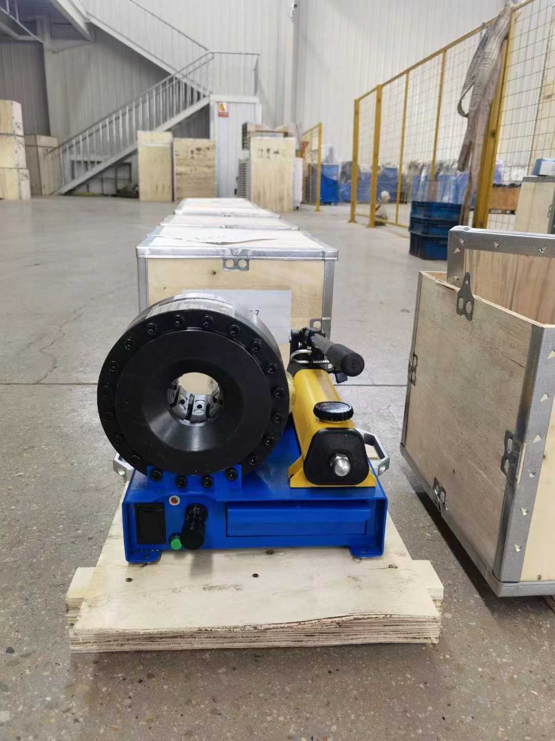 CE Certified 200KG Manual Hose Crimping Machine Dimension 550 X 670 X 555 Mm