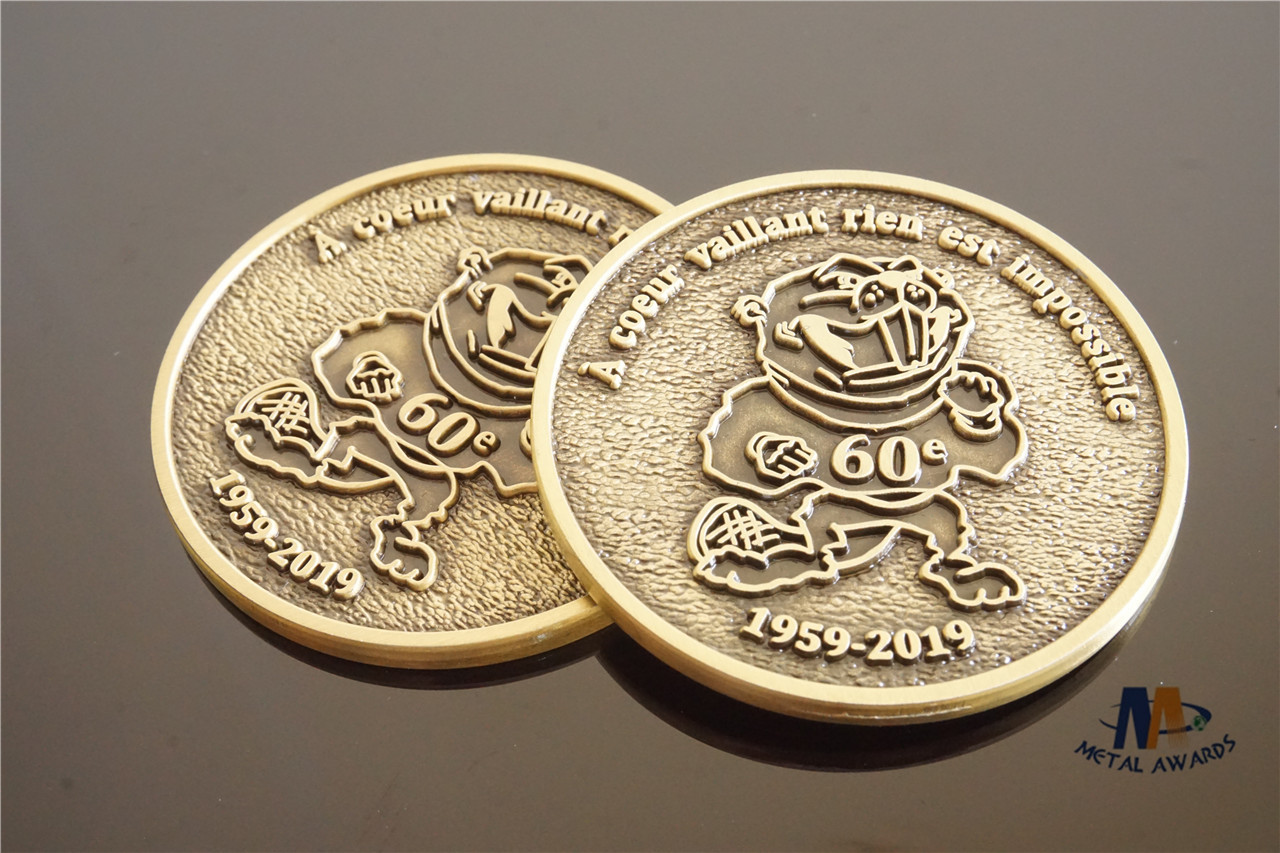 Iron Custom Challenge Coins Antique Gold Crown And Animal Coins With Velvet Pouch