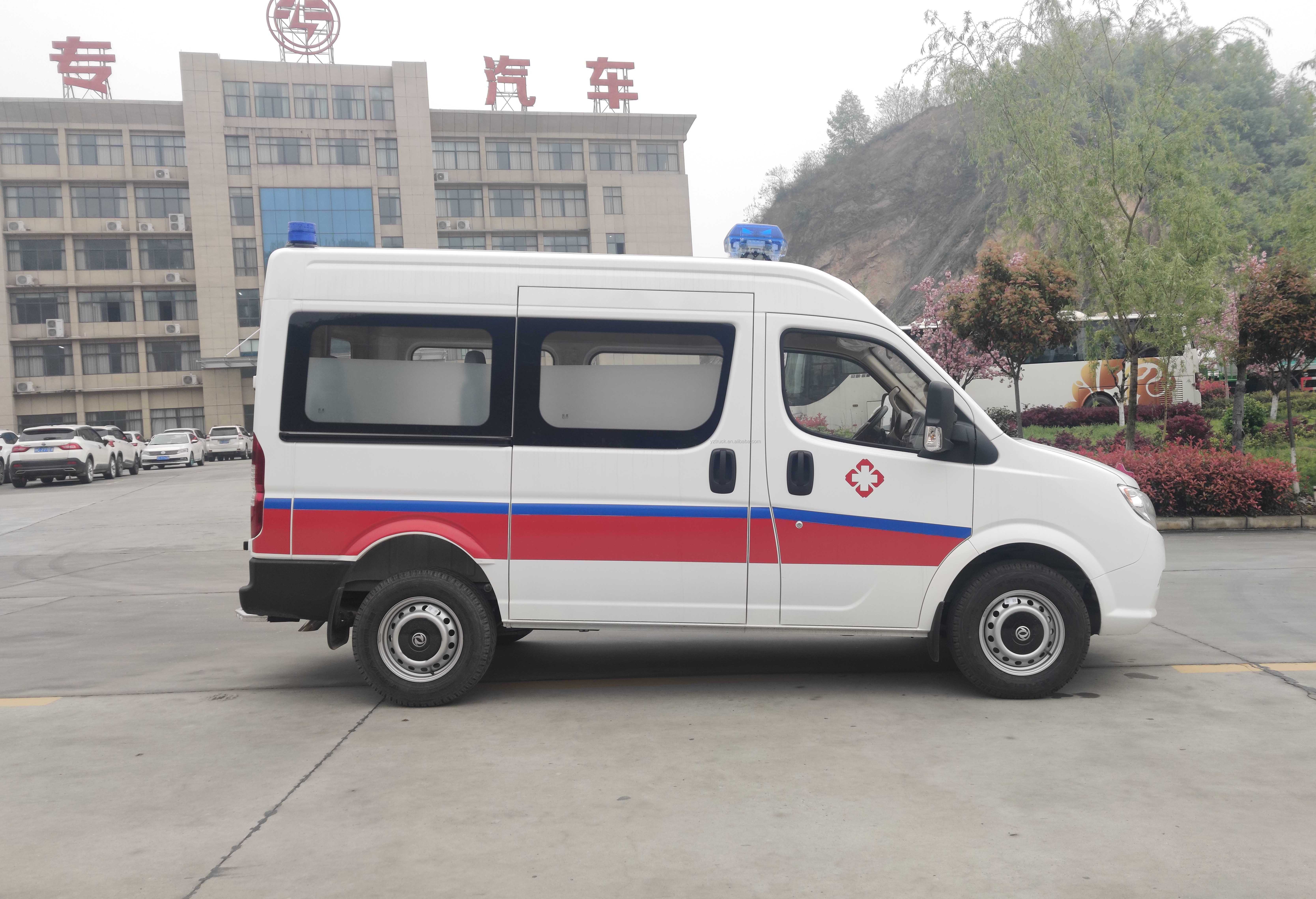 Prehospital Emergency Care Ambulance with Manual Transmission Dongfeng 4x2 Light Van