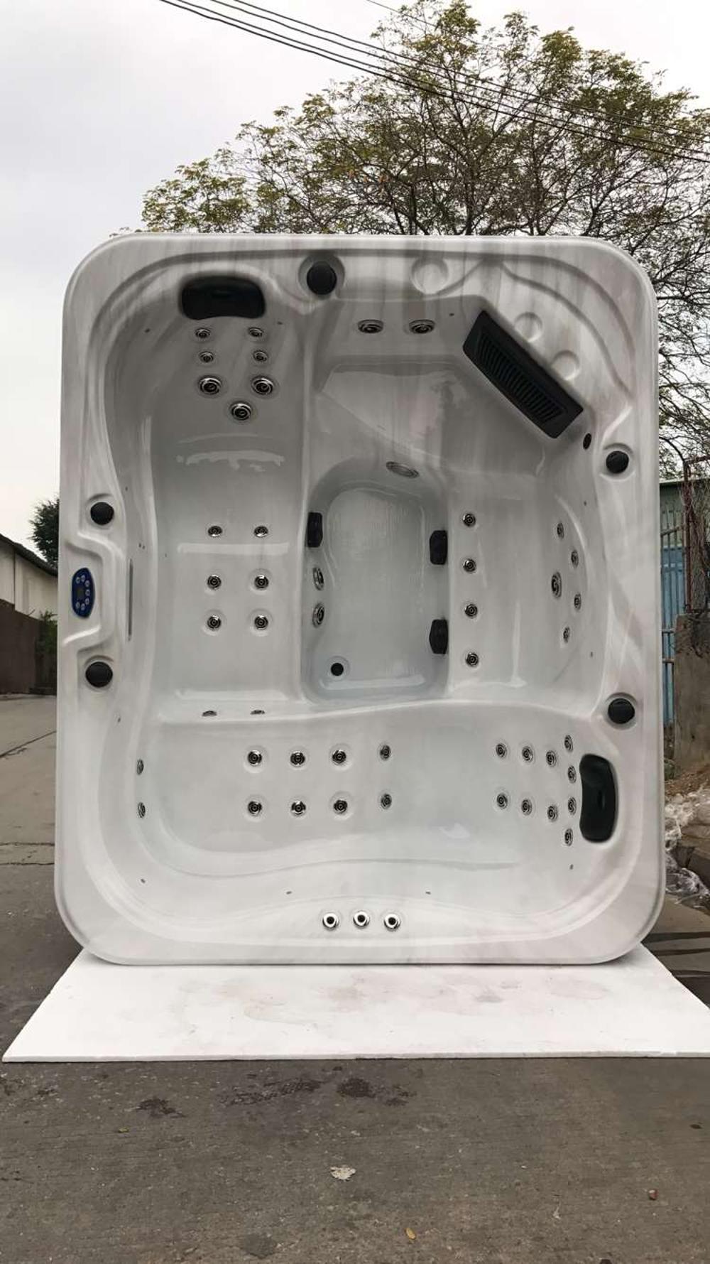 Freestanding Outdoor Whirlpool Tub 1600L Volume With Gecko Control System