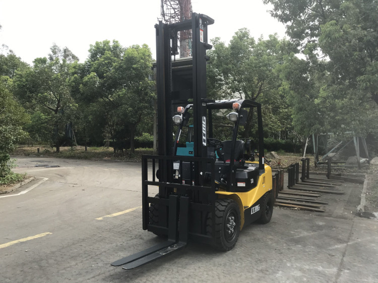 Compact Counterbalance And Reach Forklift , Articulated Forklift Truck 4220kg