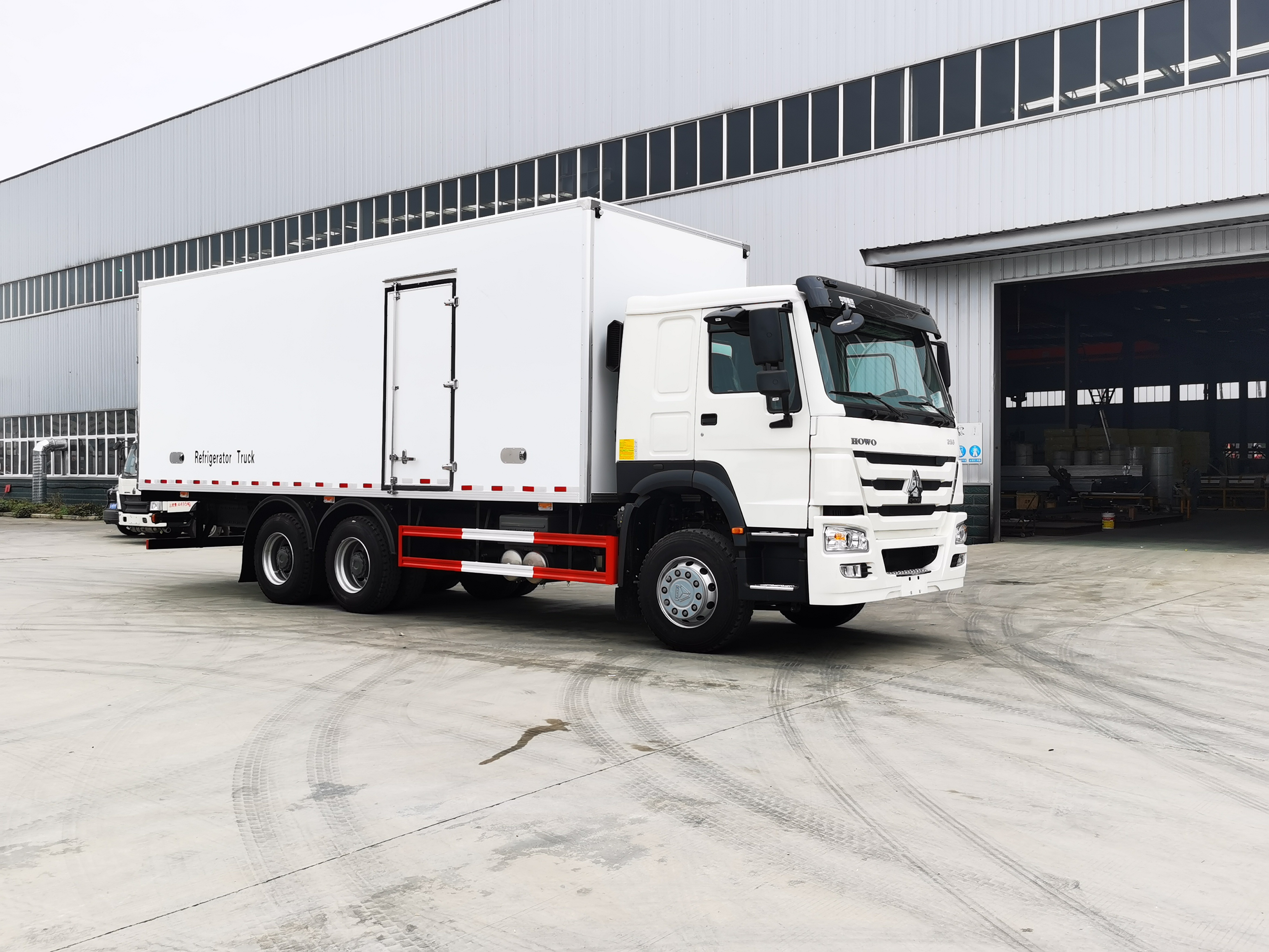 Minus 18 to 20 Centi Degree Temperature Range Sinotruk HOWO 6x4 Refrigerator Van Truck