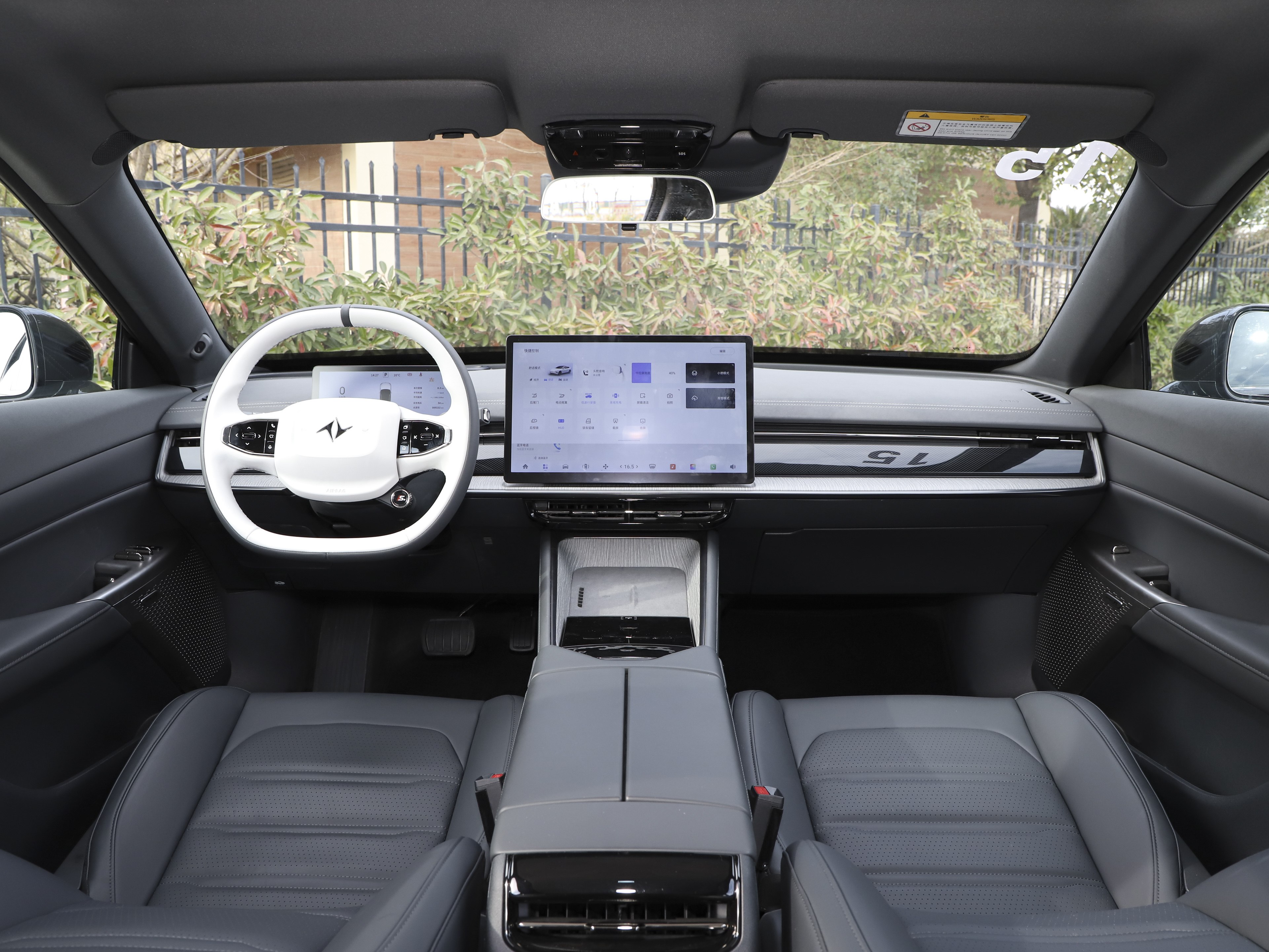 4880*1895*1460 Length * Width * Height 400 Maximum Power Dongfeng Yipai 007 Sports EV Car with 540 Range Energy Efficiency