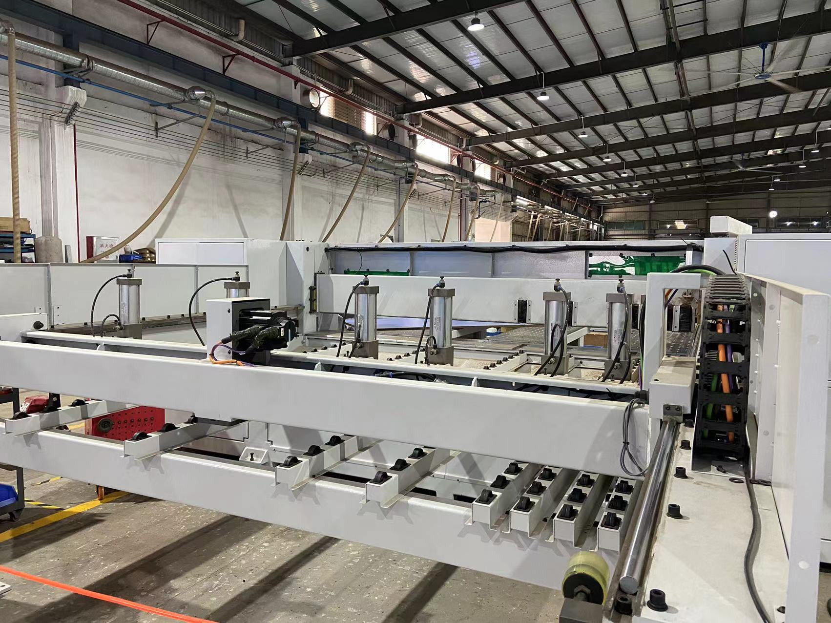 PC Control Cnc Cutting Saw With Circular Saw Blades And Four Front Feeding Tables