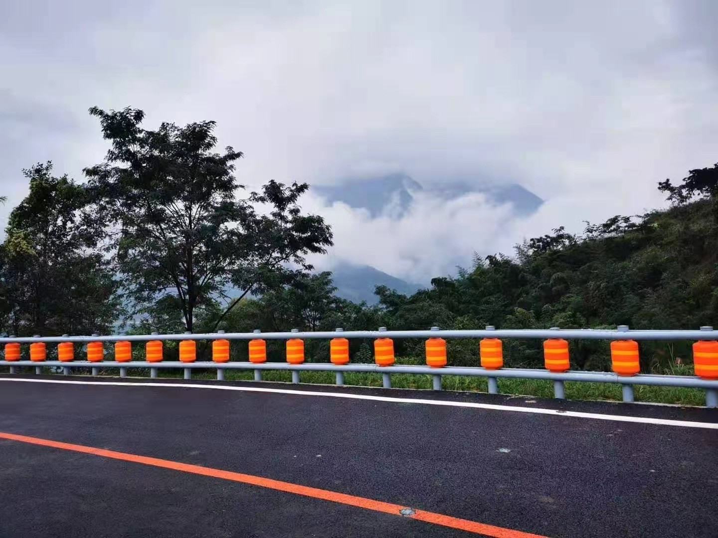 Customized Design Eva Buckets Rolling Anti Crash Road Barrier For Highway Security