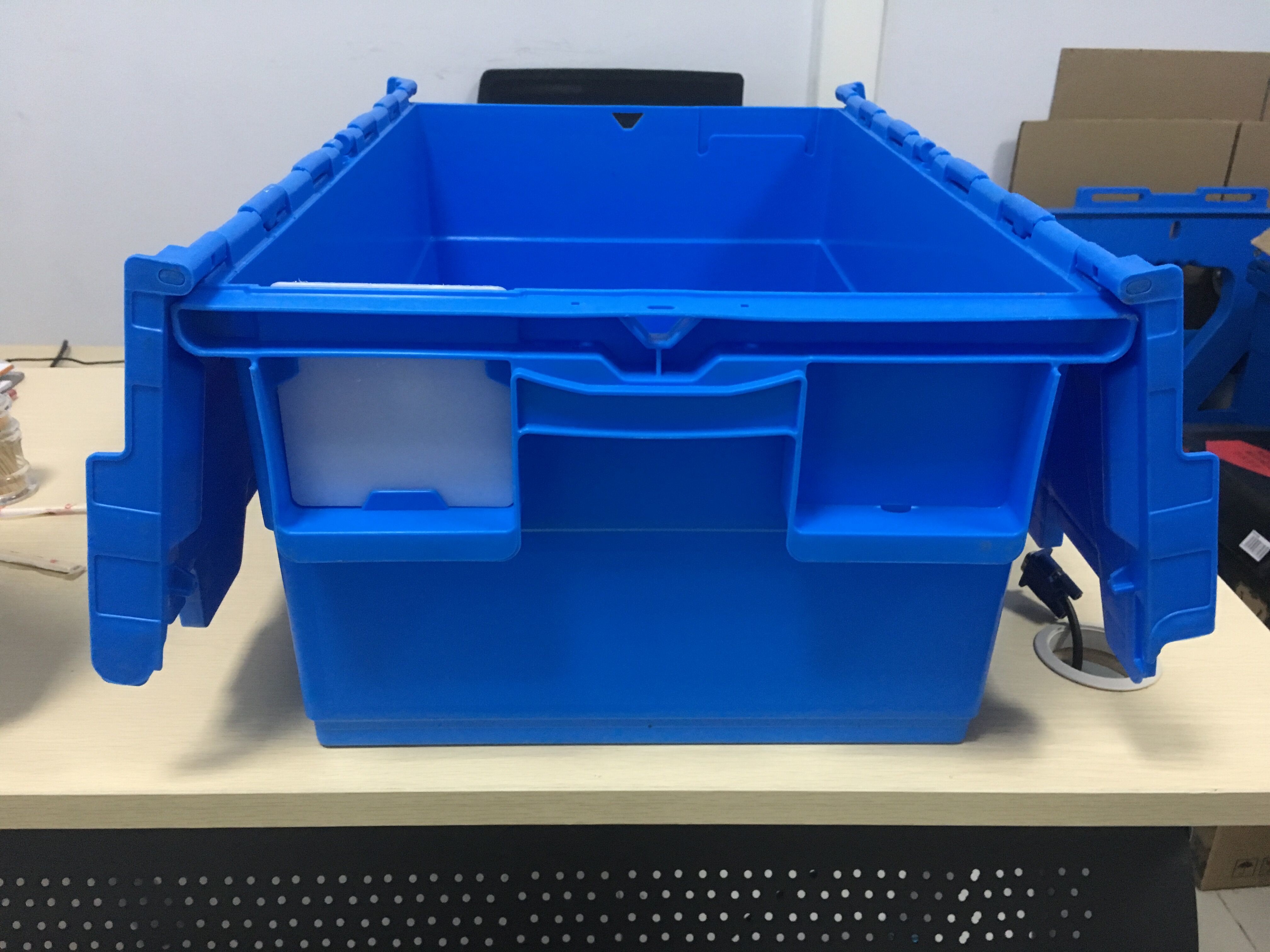 More colors 100% Virgin Polypropylene Stack Nest Containers Attached Lids 600*400 mm Standard Size Steel Wire Assembling