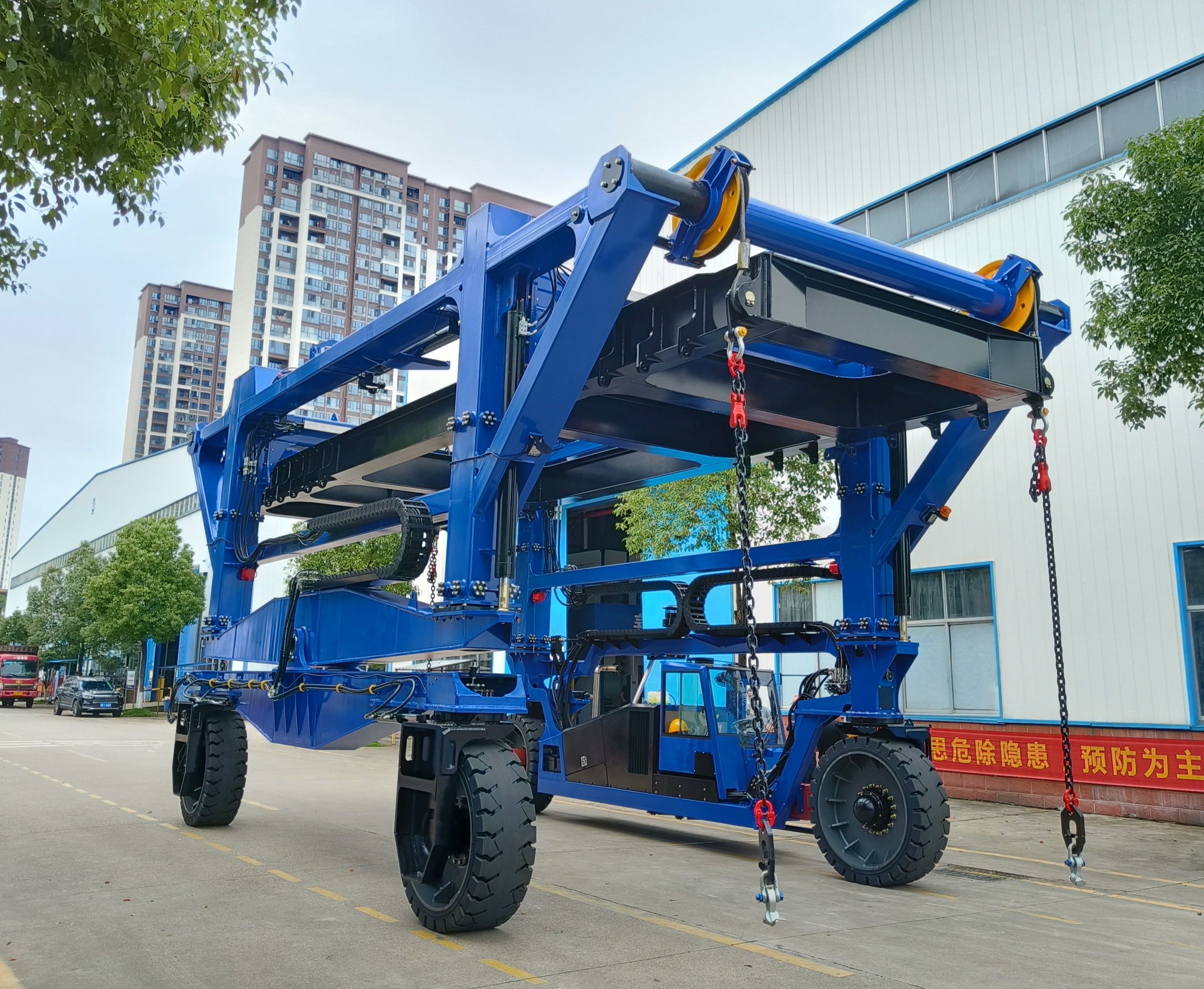 SPEO Container Lifting Vehicle , Orange Port Container Crane Truck For Steel Factories