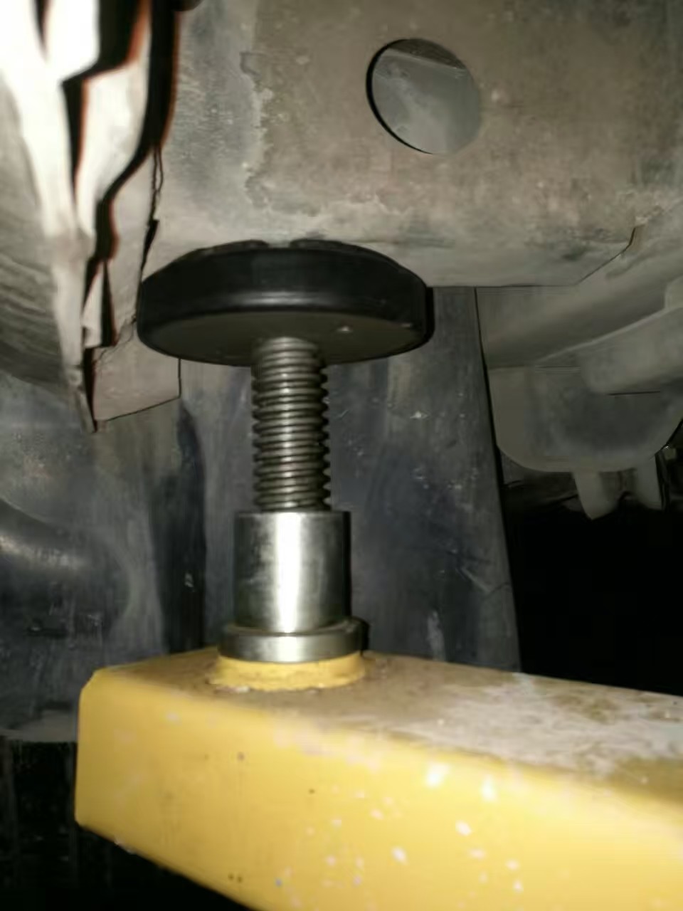 High Performance Single Post Lift For Workshops And Service Centers T-400H