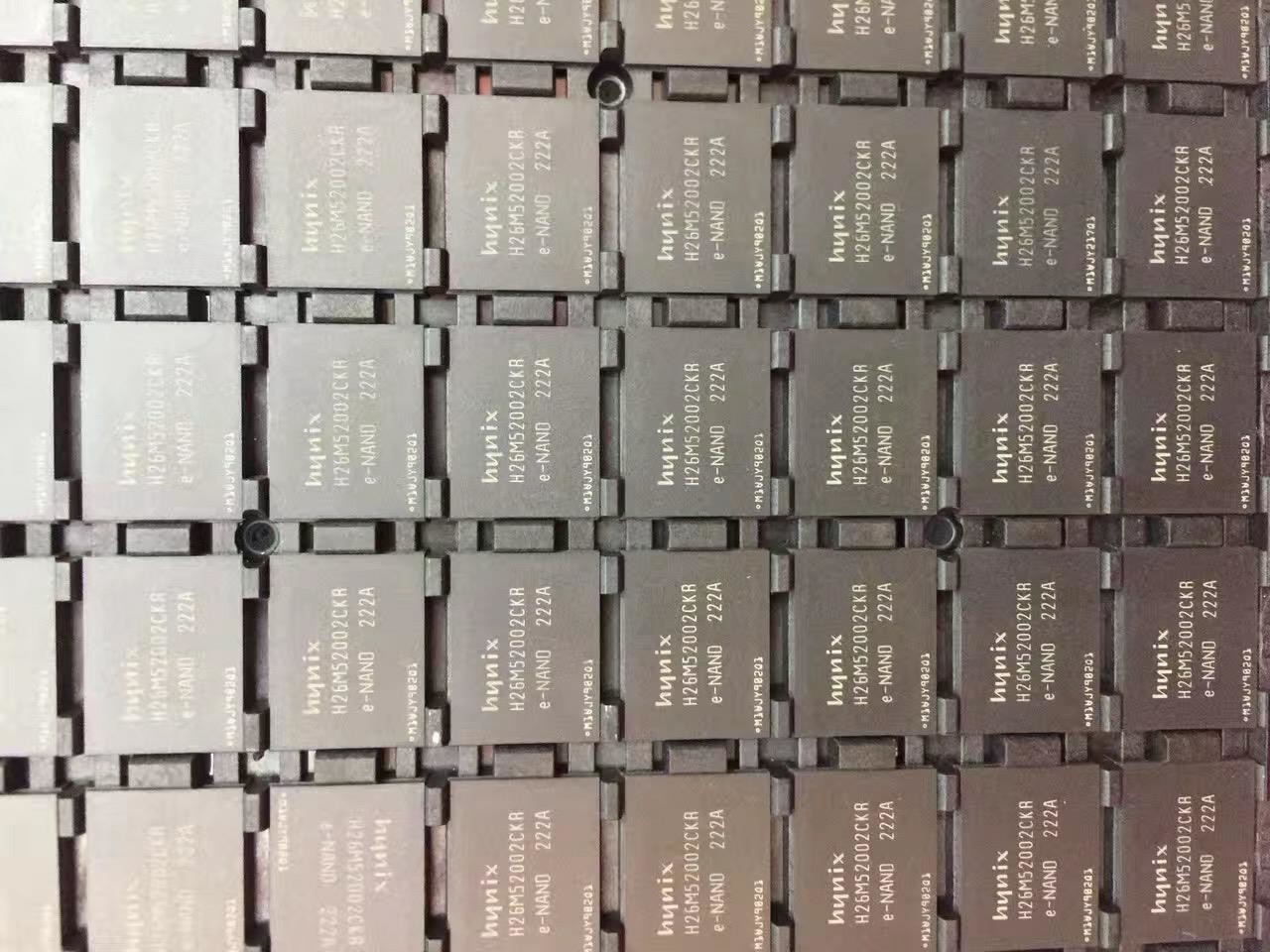 MT29F4G01AAADDHC 4GB NAND Flash Memory