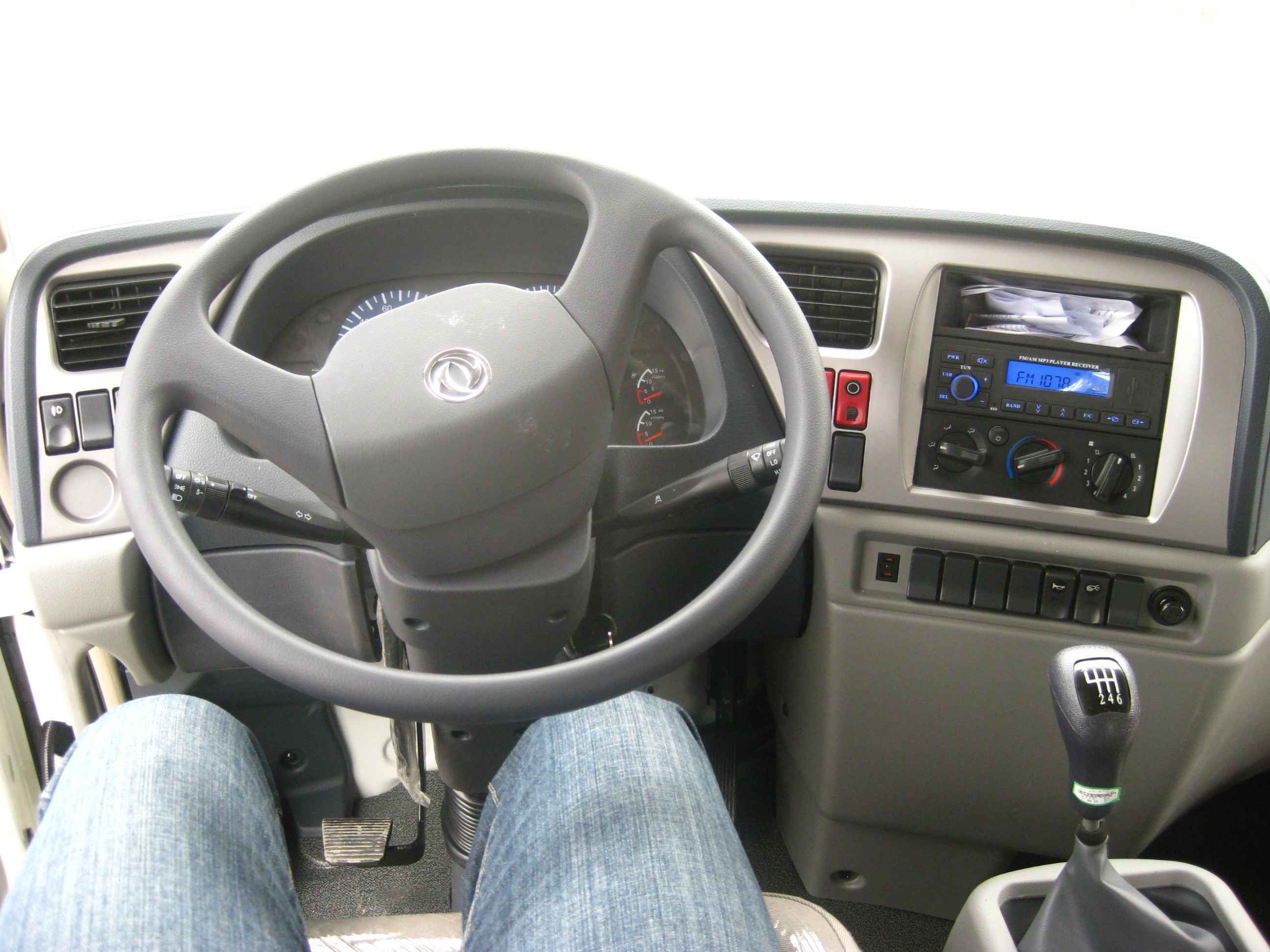 Dongfeng 4x2 8ton Medium Cargo Truck for Logistics Half a Row Seat and Manual Window