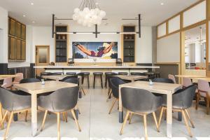 Quality Solid Wood Banquette Booth Style Dining Set ，Restaurant Table And Chairs Sets wholesale