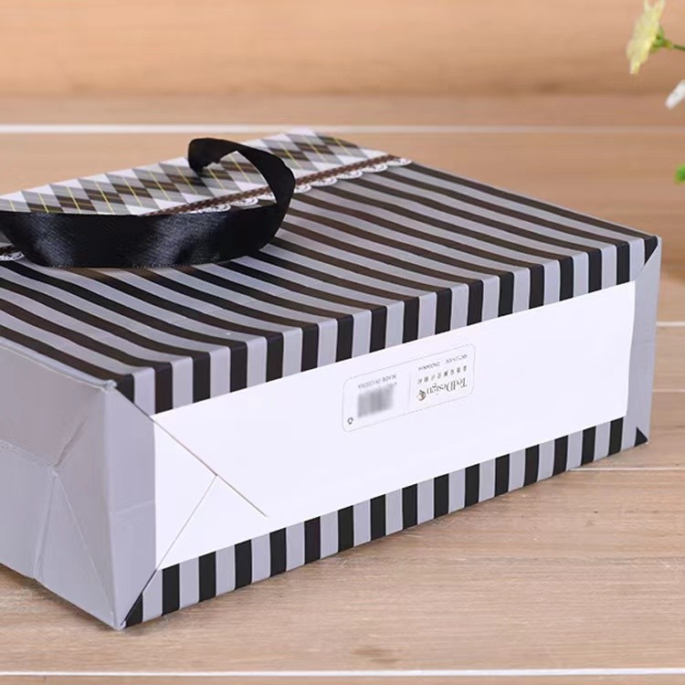 128-250gram Black Handle Laminated Art Paper Bag For Apparel Advertising