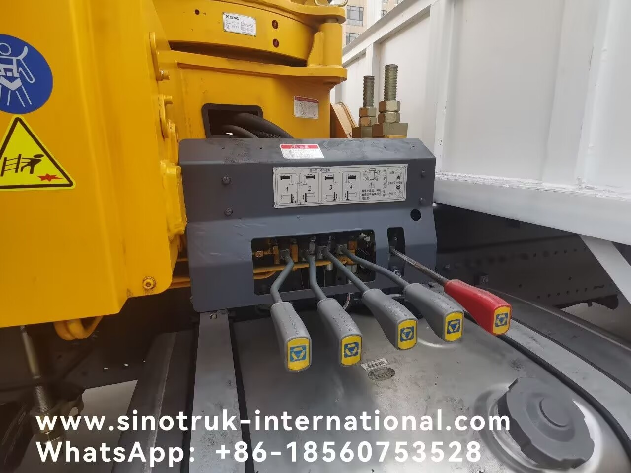 SINOTRUK Truck Mounted Cranes Equipment 12 Tons XCMG For Lifting 6X4 400HP