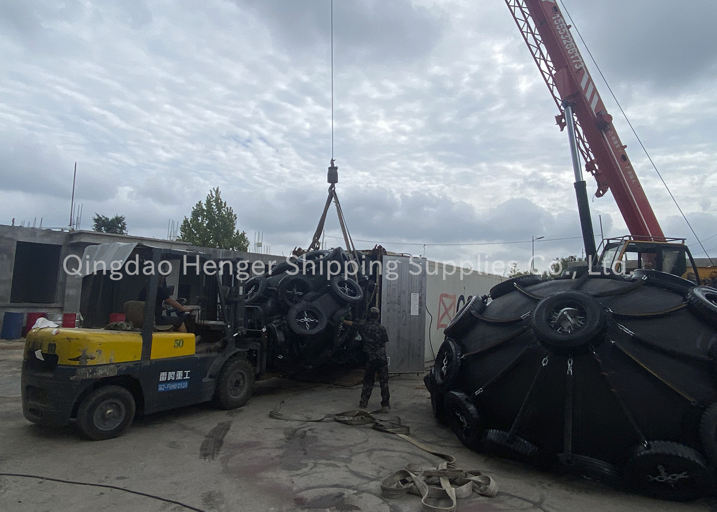 Black Marine Pneumatic Rubber Fender 50kpa 3.3*6.5m With Chain Net