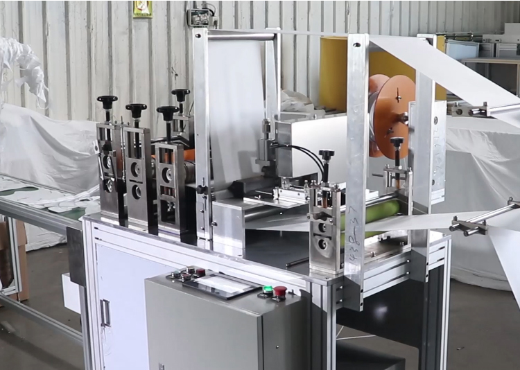 Medical Surgical Face Mask Making Machine AC220V 3.5KW Non Woven Fabric