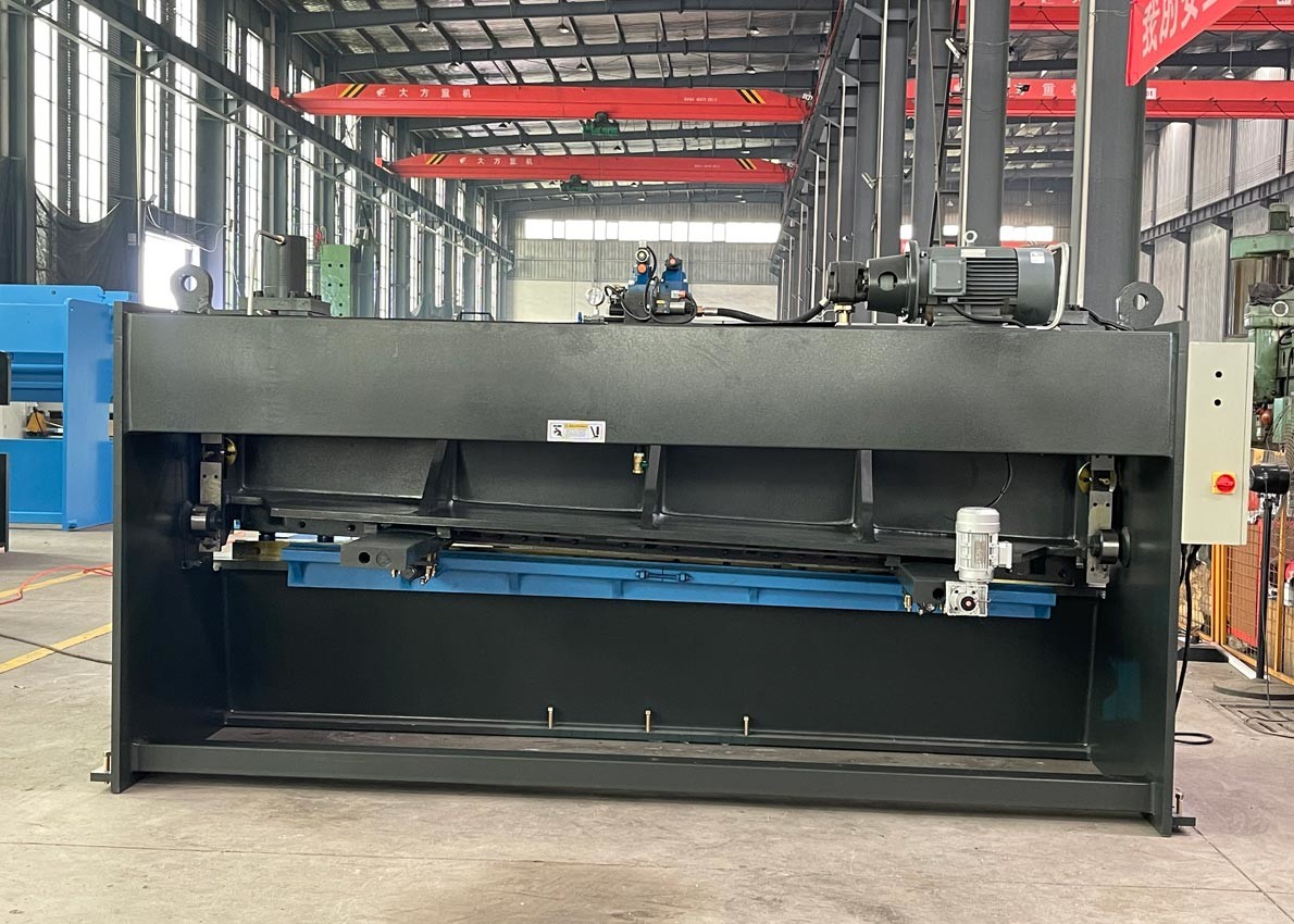 Compact and Reliable 3140x2050x2000mm Hydraulic Guillotine Shearing Machine
