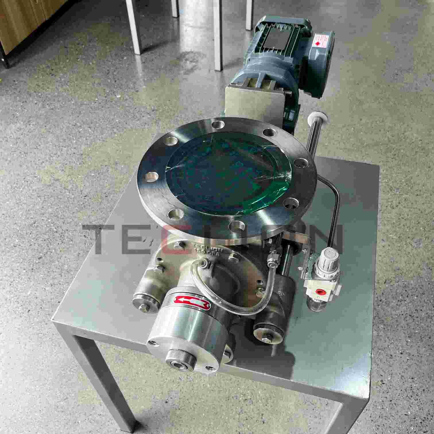 Stainless steel rotary valve with large flow cross-section, suitable for pneumatic conveying