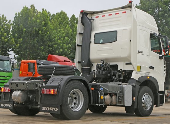 White SINOTRUK HOWO 4X2 Prime Mover Truck Tractor Head 336HP ZZ4257S3248V