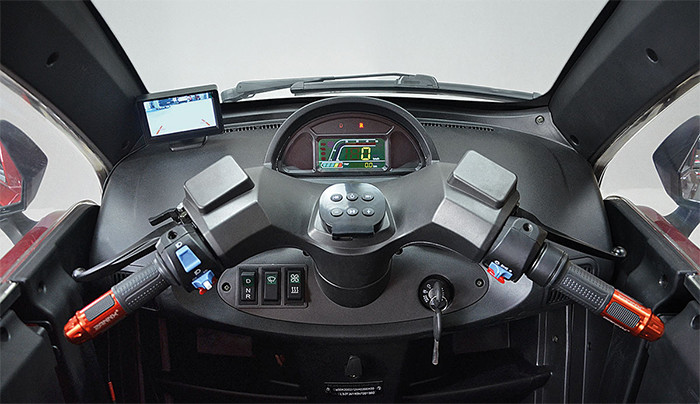 Blue Enclosed Electric Tricycle With Safety Belt Disc Brake System Sightseeing
