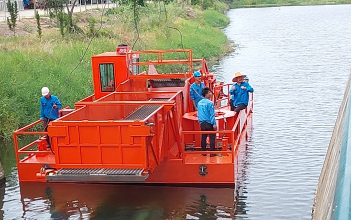 10 cubic capacity of Lake Weed Cutter Machine are used to collect and clean river water plants