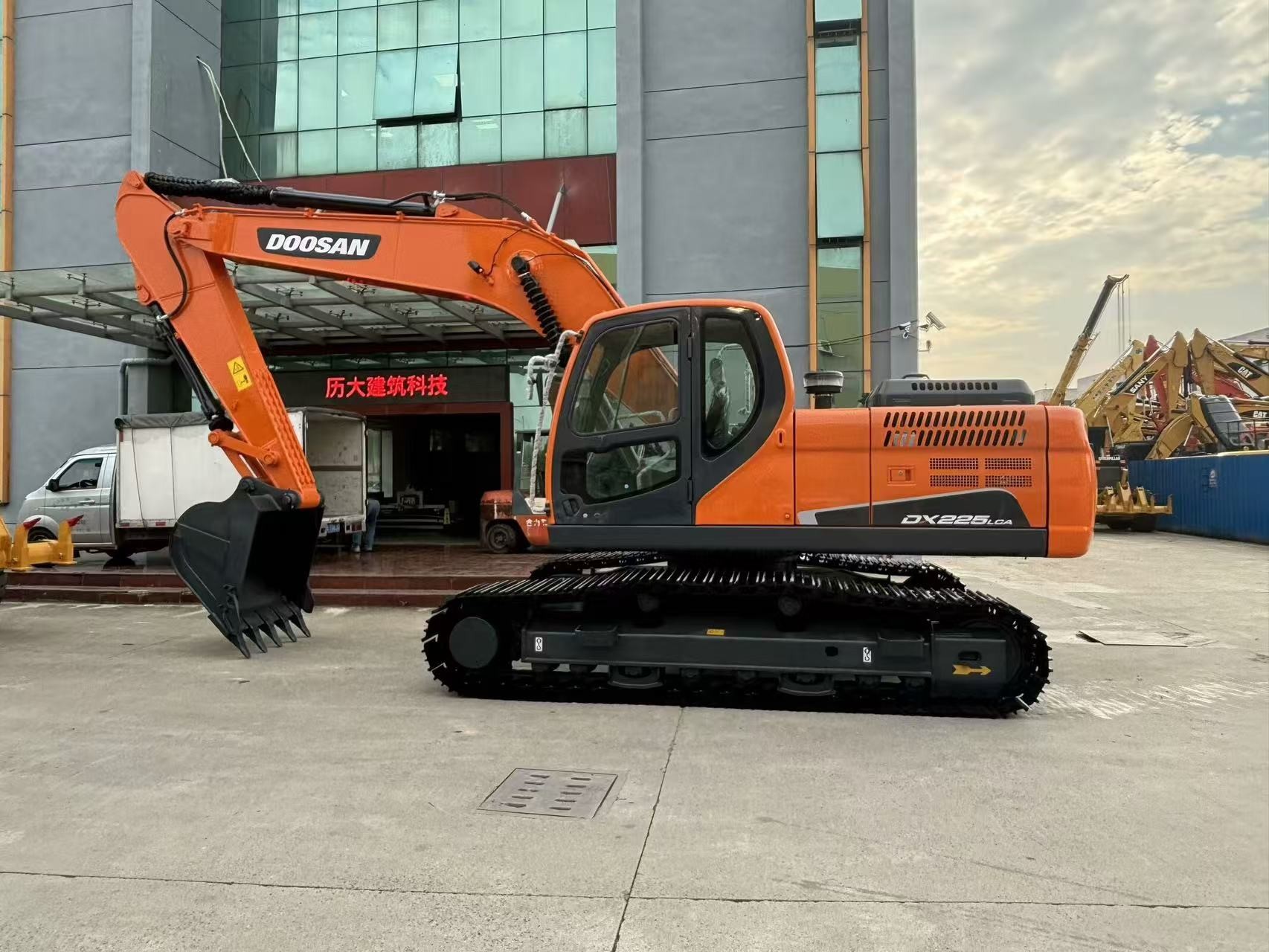 Original Korea Doosan DX225LCA Used Excavator Equipment Crawler type