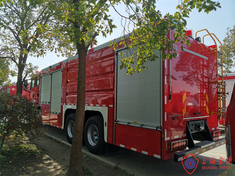 6x4 Drive Lengthen Cab Foam Tender Fire Truck With 11000kg 276kw Engine