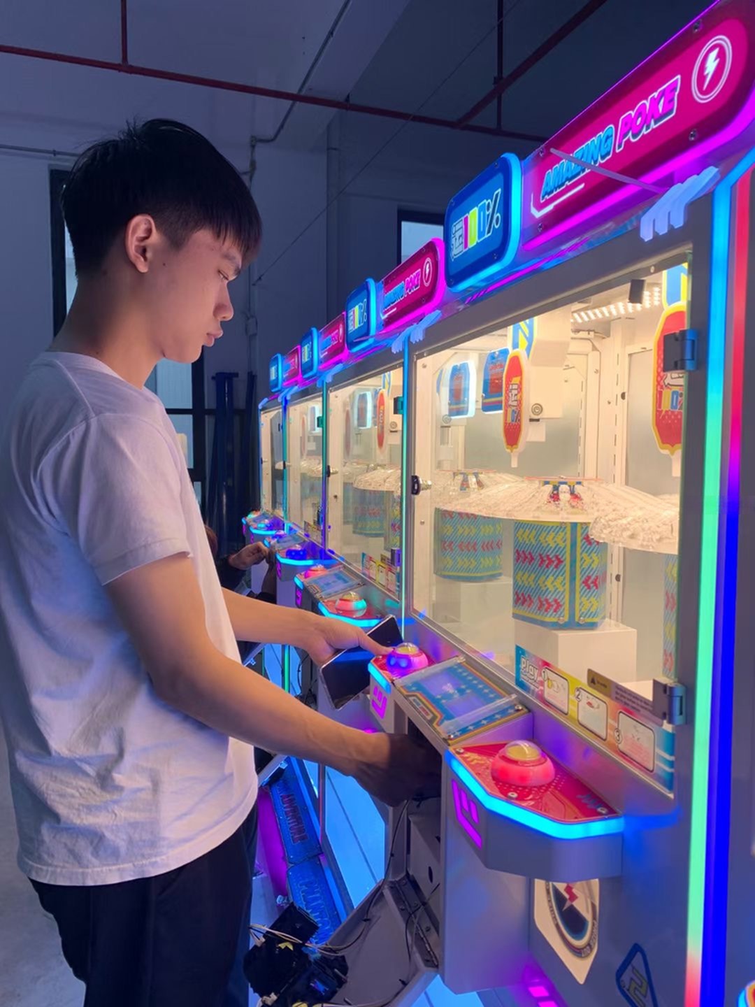 Dreamland High Quality Coin Arcade Clip Game Machines Coin Operated Customized Boutique Clip Prize Game Machines